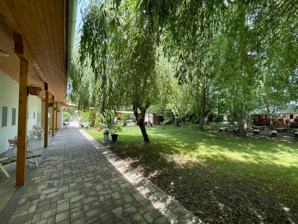 Апарт отель Liget Ueduelopark Фоньод Экстерьер фото